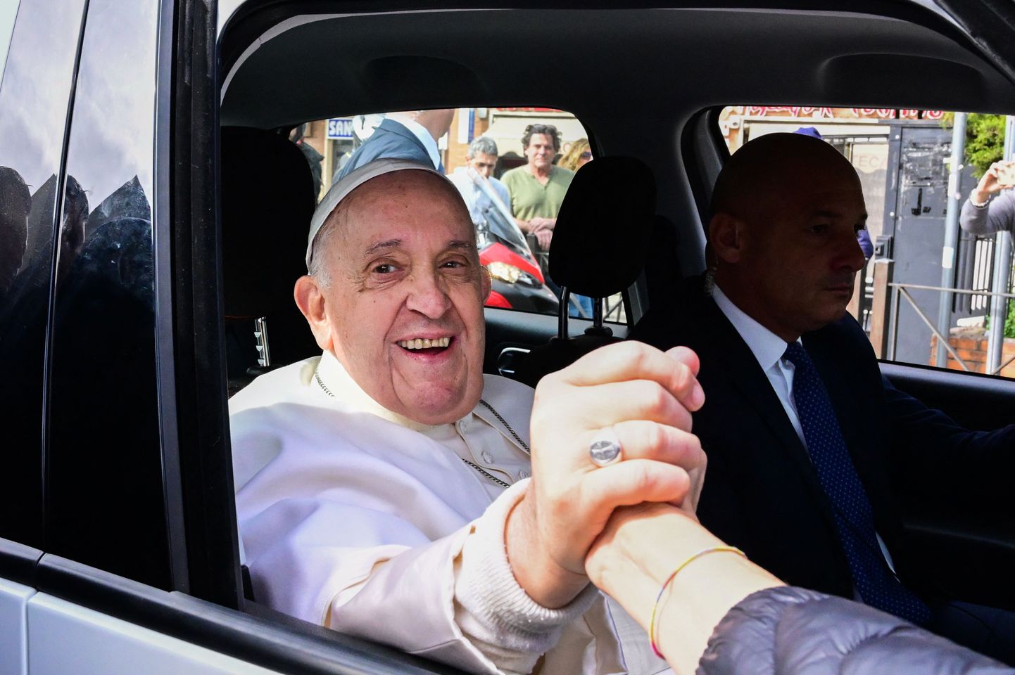 Paavst Franciscus haiglast lahkumas. 1. aprill 2023.