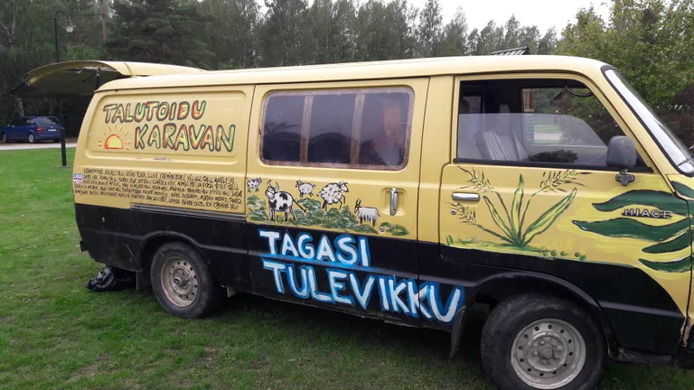 Lustiline talutoidu karavan tekitas rõõmsat elevust. Loodetavasti meelitas ka talutoiduga sinasõprust sõlmima. Talupäeval, 25. augustil Saaremaal Upal.