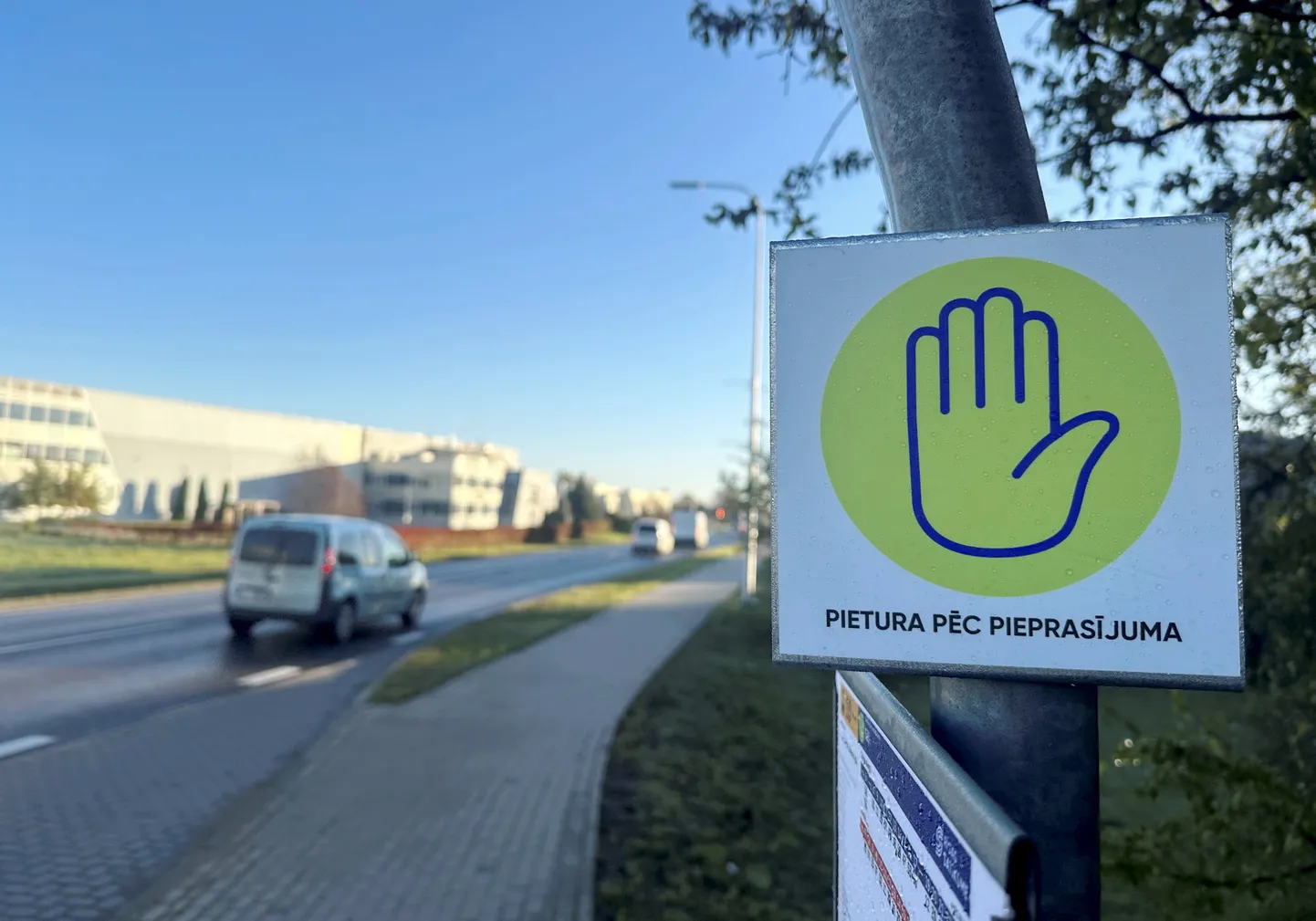 SIA "Rīgas satiksme" izveidotā "Pietura pēc pieprasījuma", kurā vadītājs apstāsies tad, ja pasažieris laikus izrādīs vēlmi izkāpt, nospiežot durvju atvēršanas pogu, vai, esot pieturā.