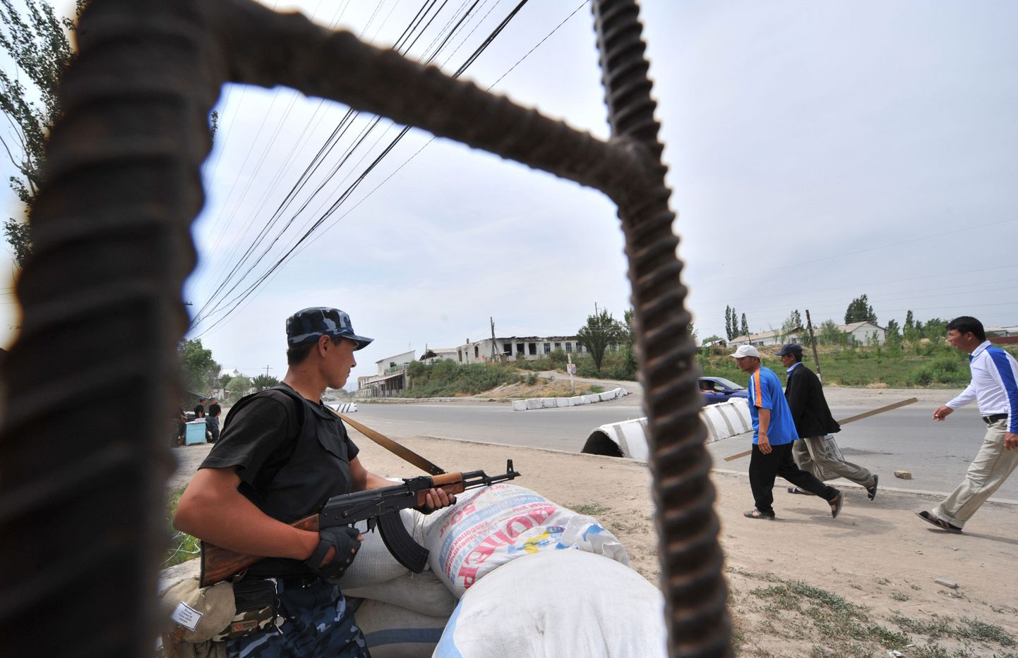 Kõrgõzstani politseinik Oši linna sissepääsu juures olevas kontrollpunktis. Pilt on tehtud 10. juunil, mil tähistati aasta möödumist usbekkide ja kirgiiside etnilistest kokkupõrgetest.