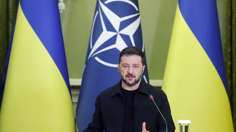 "Ukraiņi ir un būs uz šīs zemes." Zelenskis uzrunā tautu valsts Neatkarības dienā