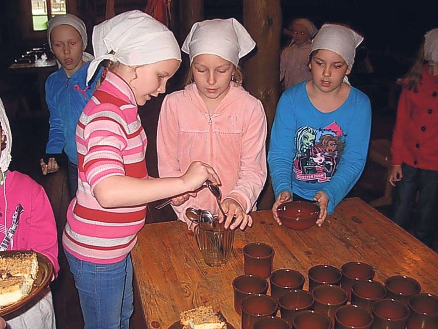 Vanalinna kooli lapsed tegid Kurgjal ise süüa ja katsid laua nagu taluperes kombeks.