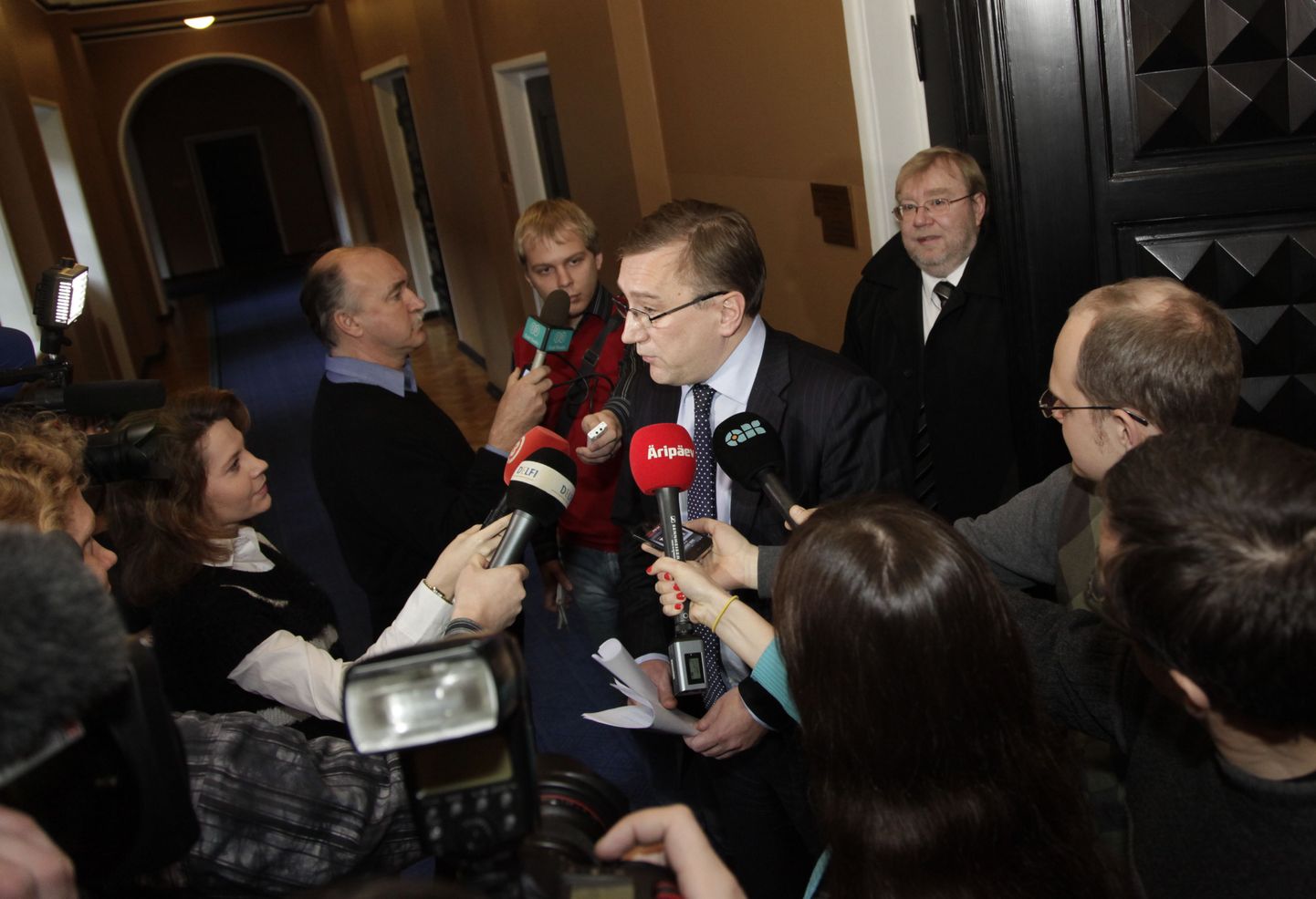 Majandusminister Juhan Parts pärast eestseisuse koosolekut ajakirjanike piiramisrõngas, tema selja taga parteijuht Mart Laar.