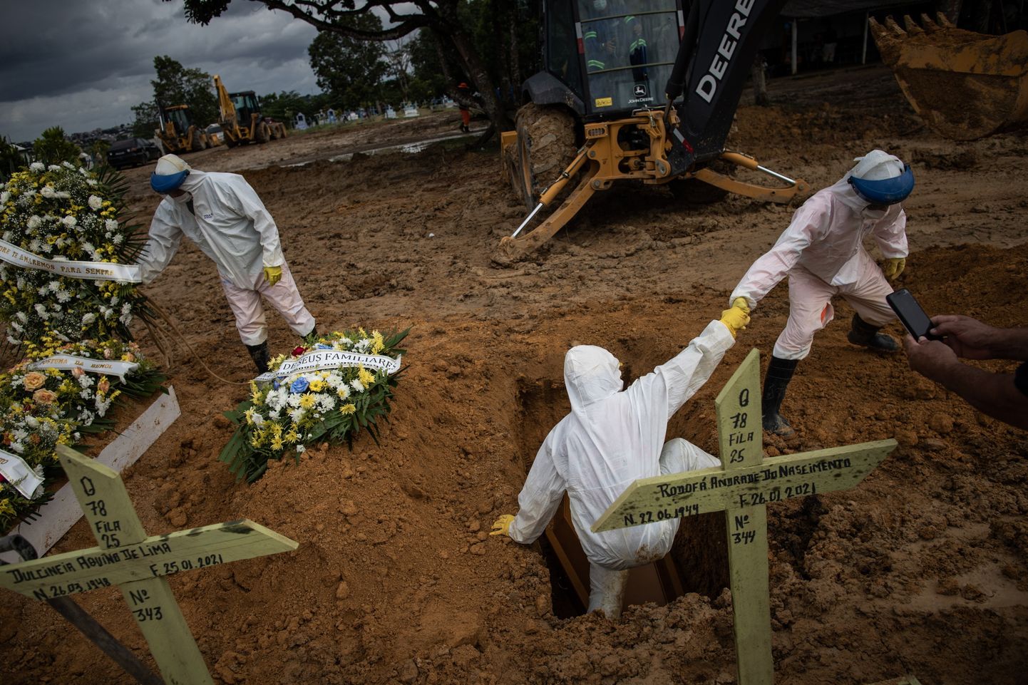 Koroonaviirusesse surnute matused Manausi linnas.