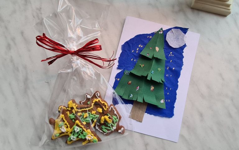 Oisu ettevõtetele, asutustele ja eakatele õpetajatele laste poolt viidud piparkoogid ja jõulukaart.