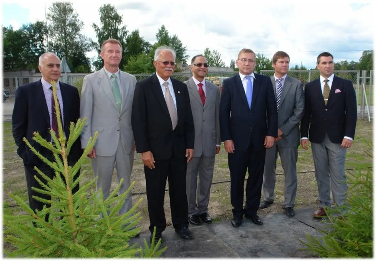 In the middle of the photo, Sonny Aswani, the representative of the owner of Horizon Cellulose and Paper AS, on the right, the former head of RMK, Aigar Kallas, and the then Minister of Economy, Juhan Parts, can also be seen in the photo (2013).