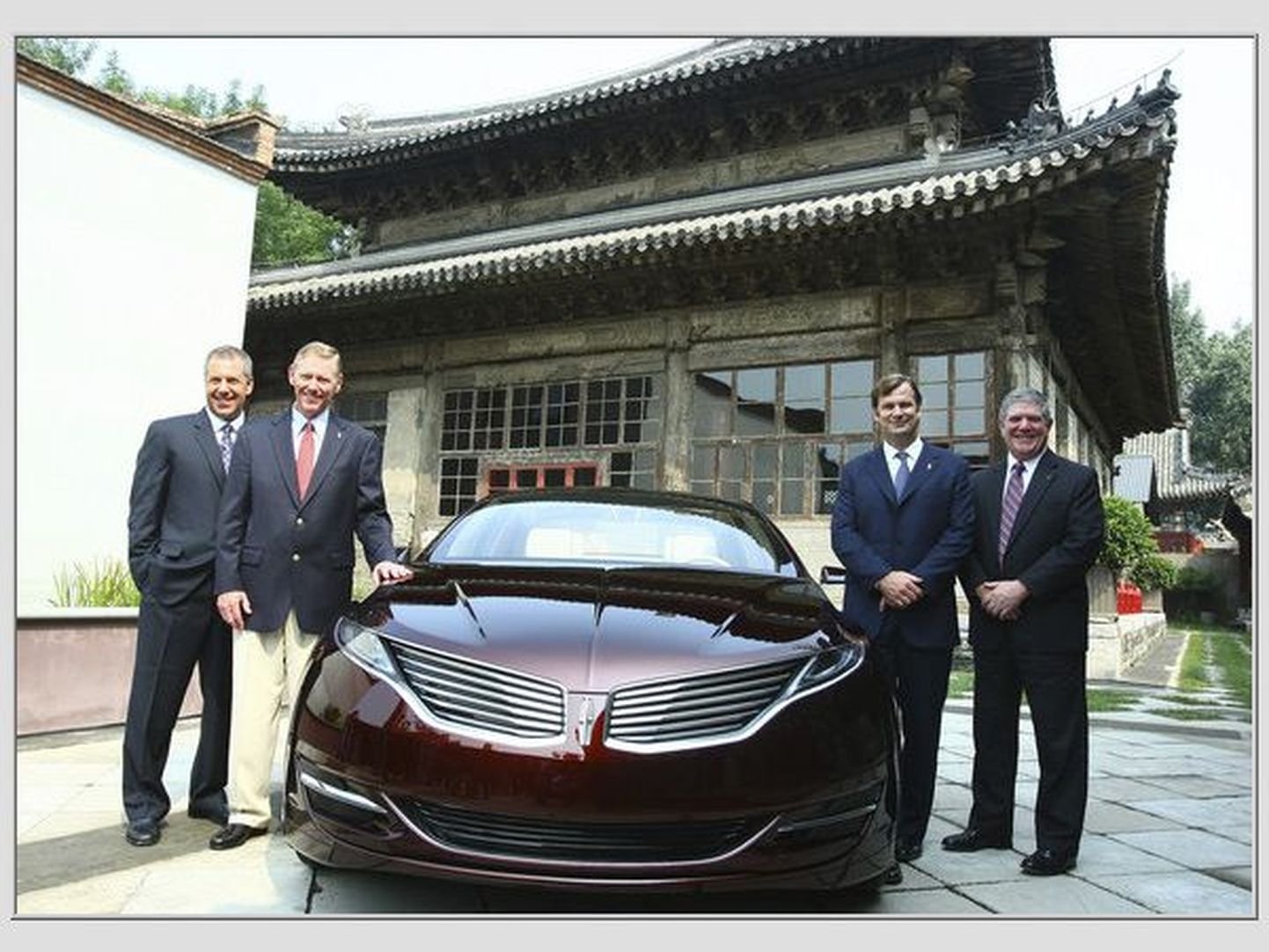 Fordi juhid mullu Hiinas Lincoln MKZ ideeauto ümber poseerimas.