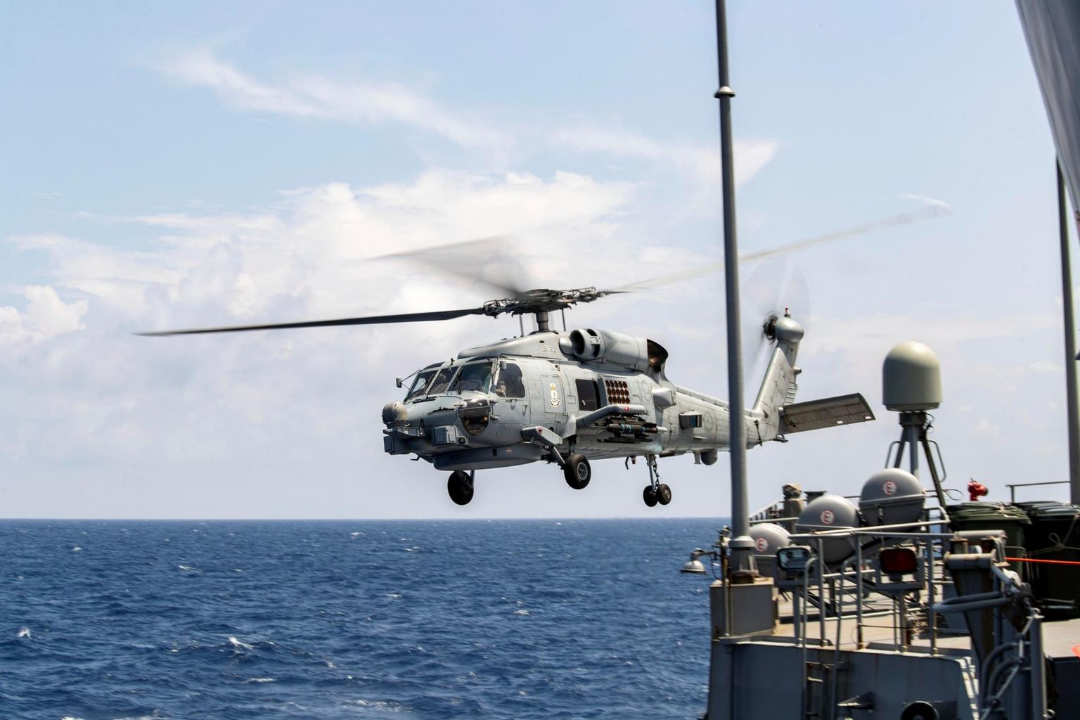 Austraalia mereväe MH-60R Seahawk õhku tõusmas sõjalaevalt HMAS Parramatta teel Lõuna-Hiina merele, kus Hiina on jõuliselt oma mõjujõudu kasvatanud.