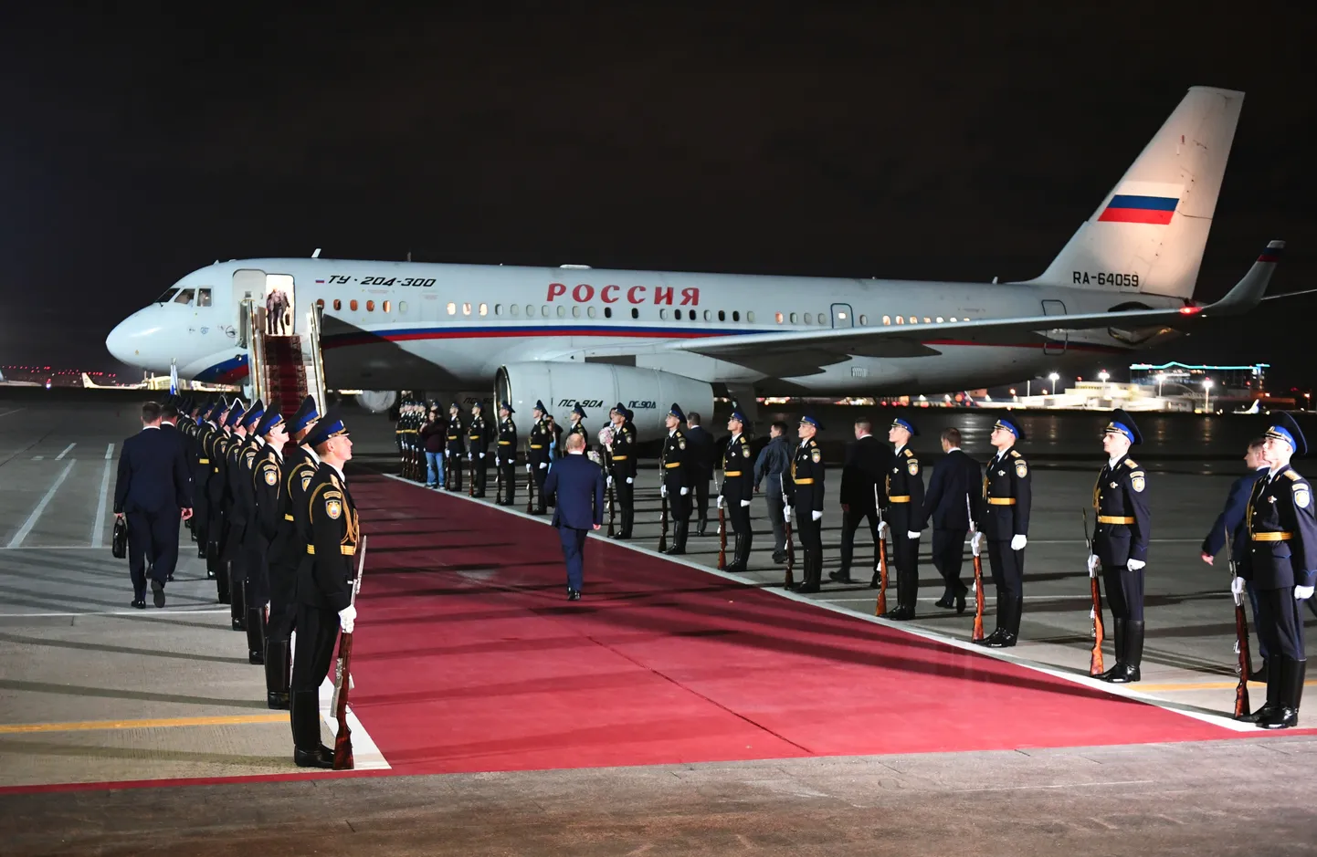 Venemaa president Vladimir Putin 1. augustil 2024 Vnukovo lennujaamas tervitamas vangide vahetuse käigus vabastatud Venemaa eriteenistuste töötajaid.