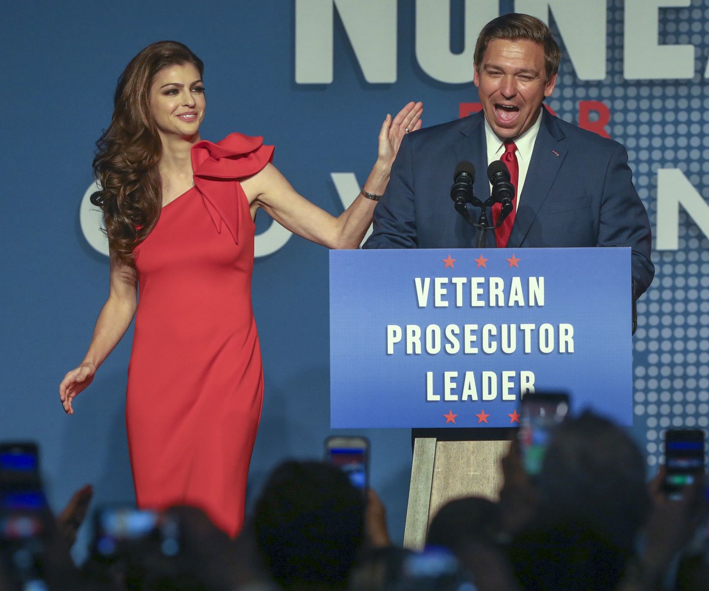 Praeguse seisuga on Florida järgmiseks kuberneriks saamas vabariiklane Ron DeSantis (pildil koos abikaasa Caseyga), kui hääled tuleb enne lõpliku valimistulemuse kinnitamist veel uuesti üle lugeda.