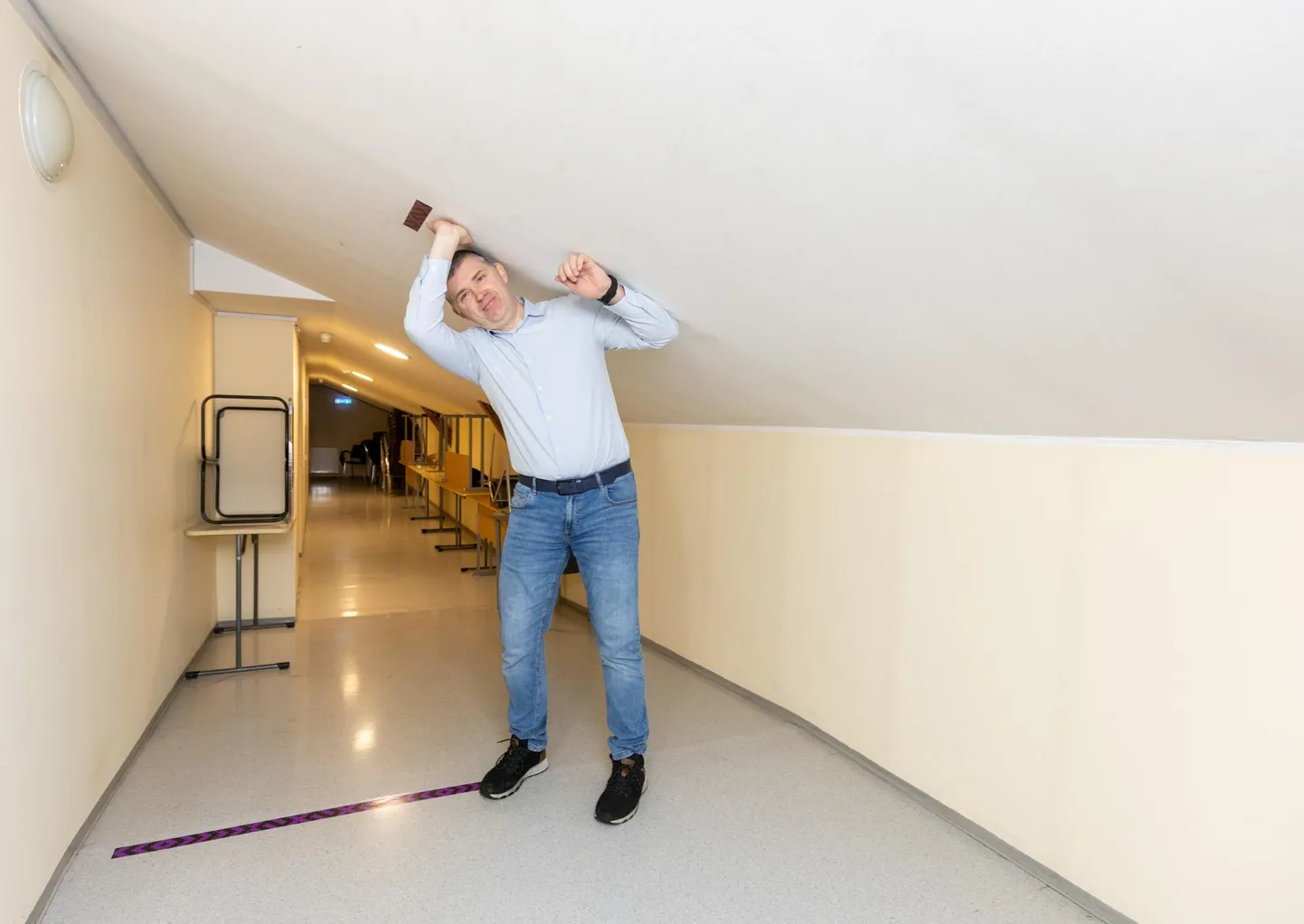 Vana hoone kolmandal korrusel on praegu pimedad koridorid, nende asemele tulevad ühistööpinnad ja koosolekuruumid. Pildil akadeemia haldusdirektor Reevo Maidla.