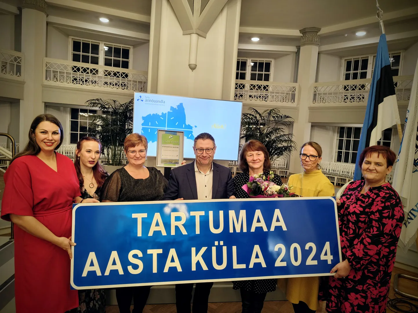Aasta külaks valiti Kõrveküla, pildil valla esindajad koos vallavanema Jarno Lauriga.