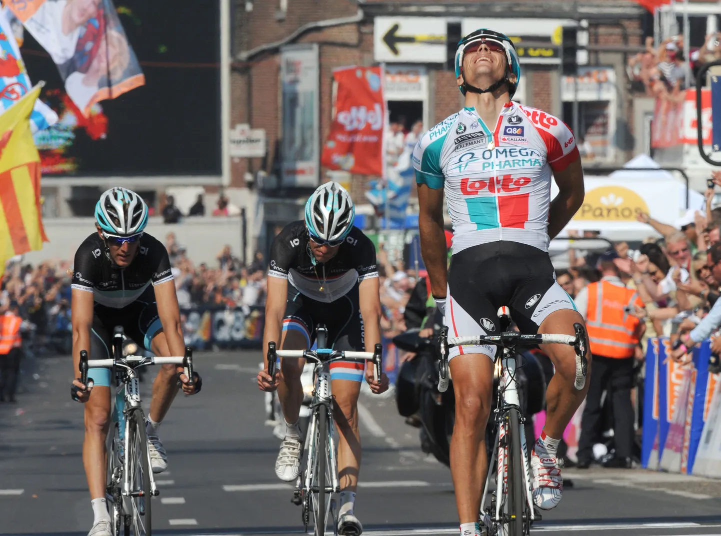 Philippe Gilbertile (paremal) järgnevad vennad Fränk (keskel) ja Andy Schleck.
