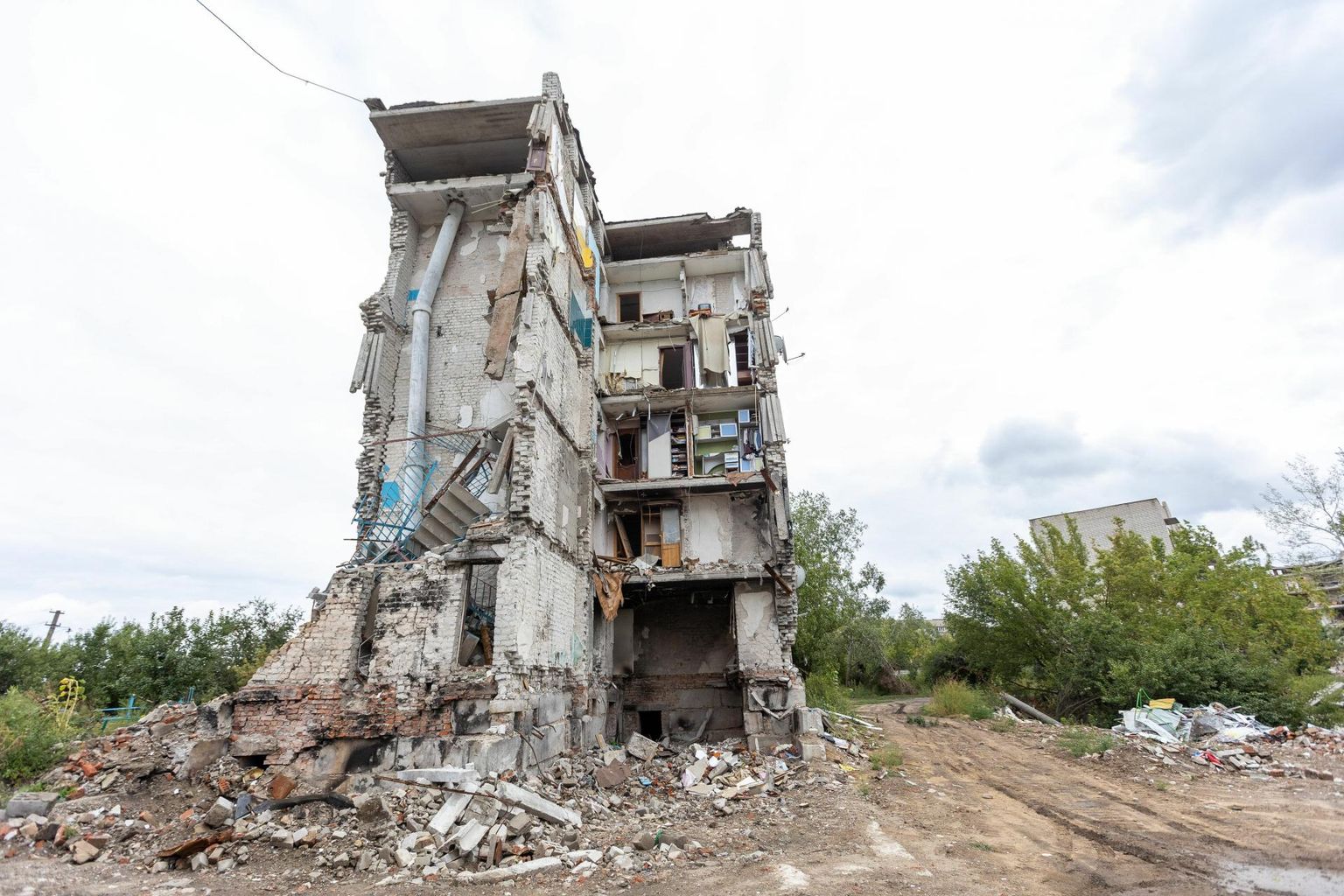 Vene lennukipommi tabamuse saanud kortermaja Izjumis. Pomm purustas täielikult maja keskmise osa. Hukkusid kümned inimesed.