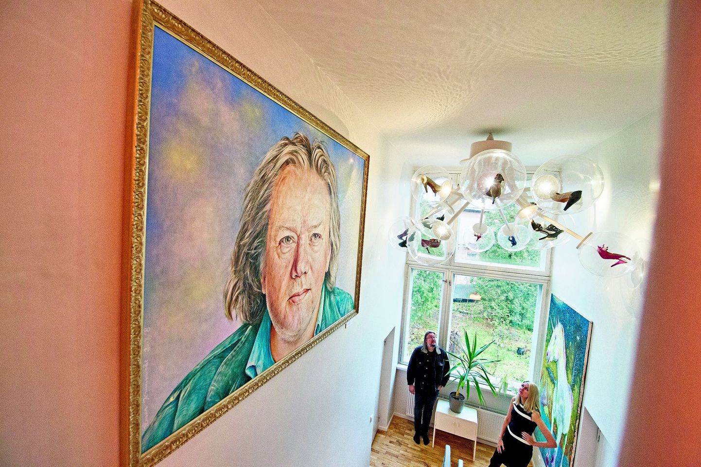 Esimese ja teise korruse vahele trepi kõrvale seintele on Liina Pulgese ja Ilmar Kruusamäe ühisel nõul vaatamiseks välja pandud kolm maali, mille hulgas on kaks eriti suurte mõõtmetega – maal ükssarvest ja Tõnis Mäe portree.