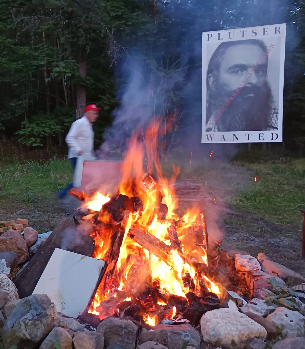 Есть в этом кадре что-то мистическое. Алексей Плуцер растворяется в дыму. Или это начинается следующая игра?