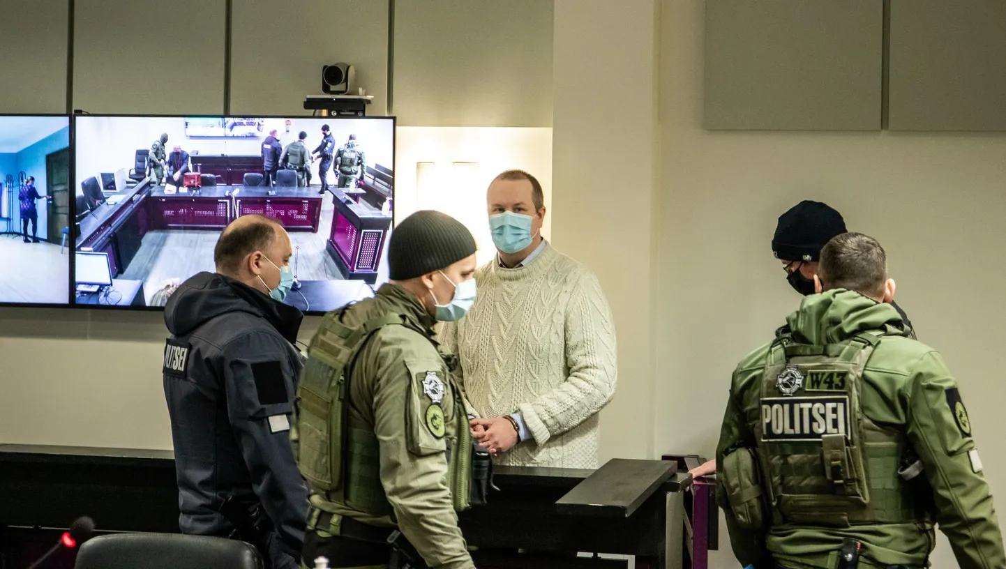 Pärnu Kuninga tänava kohtumajas jätkus naistepäeva hommikul pärast paarinädalast pausi protsess mõrvar Mikk Tarraste üle. Jätkus tunnistajate ja algas kannatanute ülekuulamine.
