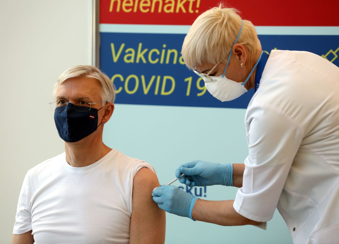 Ministru prezidents Krišjānis Kariņš saņem "Astra Zeneca" vakcīnas pret Covid-19 pirmo devu Paula Stradiņa klīniskajā universitātes slimnīcā.