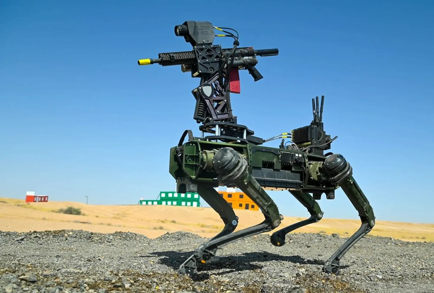 See neljajalgne mehitamata robotkoer teeb 18. septembril Red Sandsi polügoonil testlaske. Plaanis on hakata neljajalgsete masinatega droone küttima.
