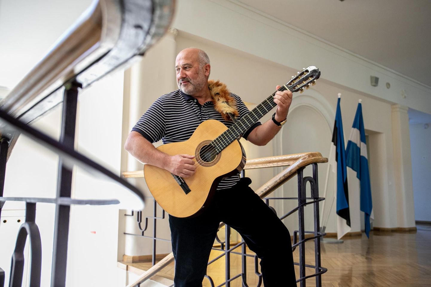 Mitmekülgse Aleksei Vasilevi lahutamatu kaaslane oli Pärnu ühisgümnaasiumiski kitarr.
