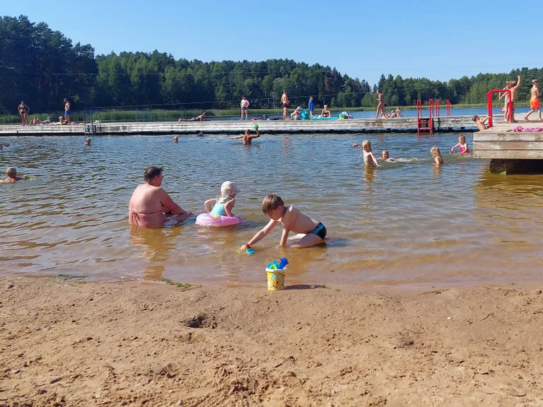 Дети играют в воде на пляже Вереви