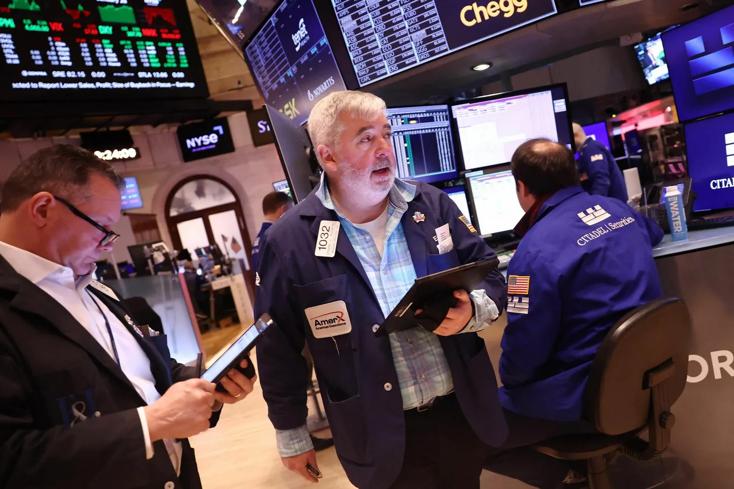 DeepSeeki tulek pühkis USA ettevõtete turuväärtusest triljon dollarit. Maaklerid New Yorgi börsi kauplemispõrandal 28. jaanuaril.
