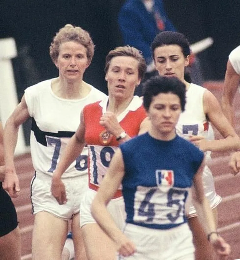 Laine Erik (punases särgis) on võidelnud end Tokyo 1964. aasta olümpia 800 meetri finaaljooksu lõpukurvis prantslannast favoriidi Maryvonne Dupureuri järel teisele kohale.