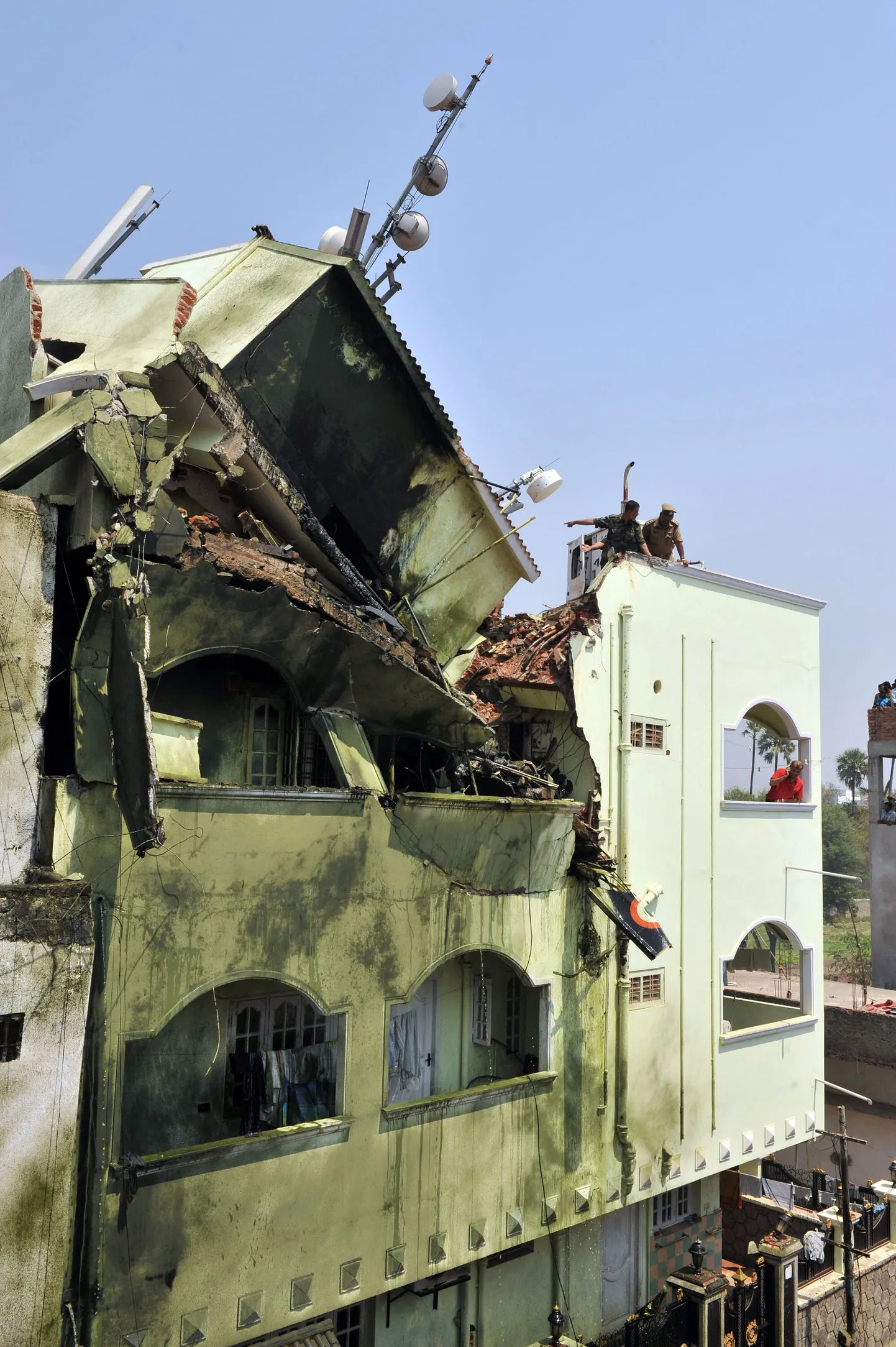 Vigurlennurühma Surya Kiran kuulunud lennuk kukkus demonstratsioonesinemisel 3-korruselisesse majja Begumpeti lennujaama lähistel Hyderabadis.