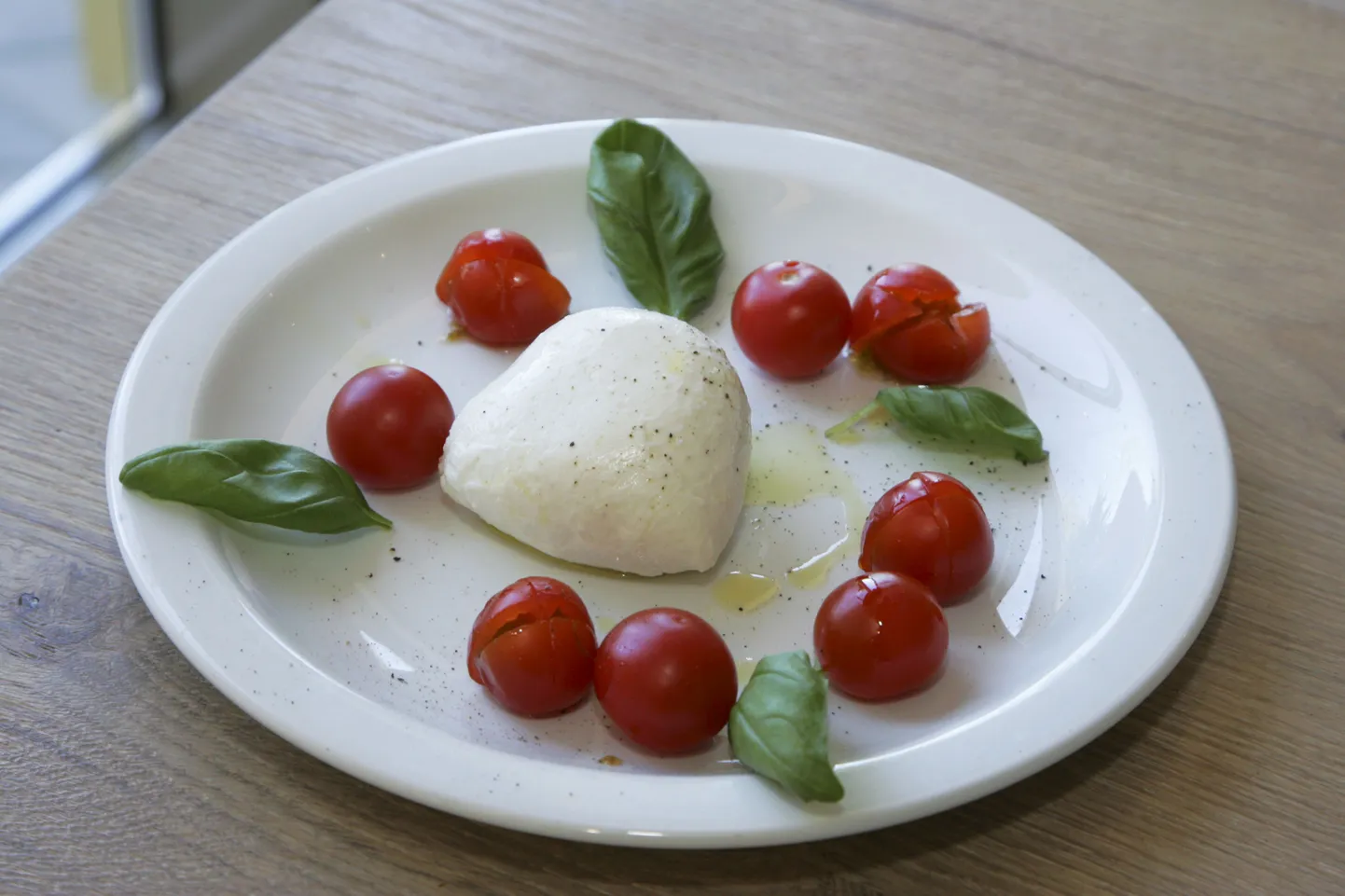 Mozzarella-ja tomatisalat.