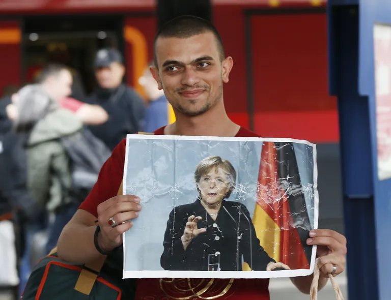 Septembri algul Münchenisse saabunud migrant Merkeli pildiga.
