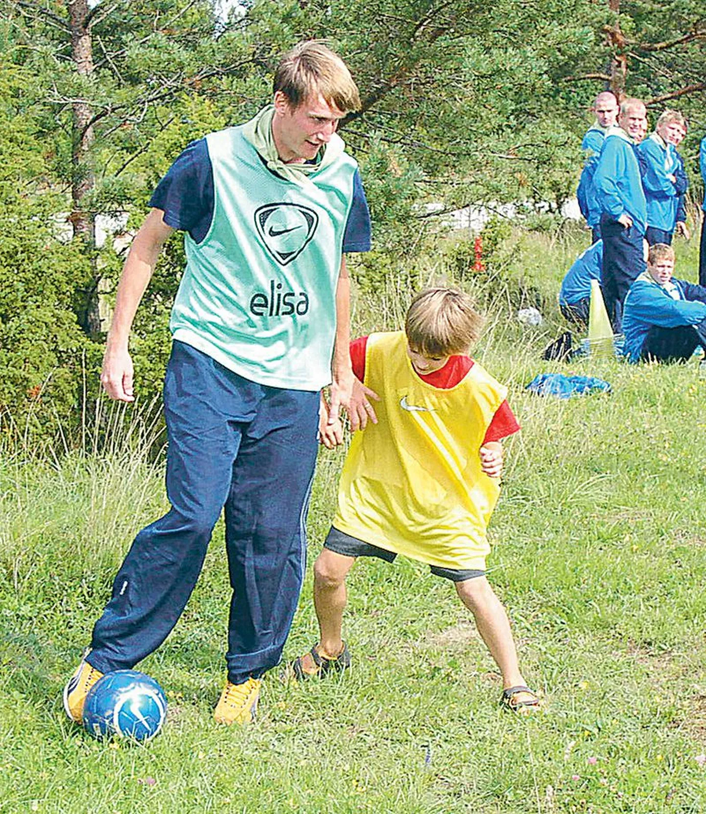 Raio Piiroja mängib SOS-lasteküla lastega jalgpalli ja veedab nendega ka niisama lõbusalt aega.