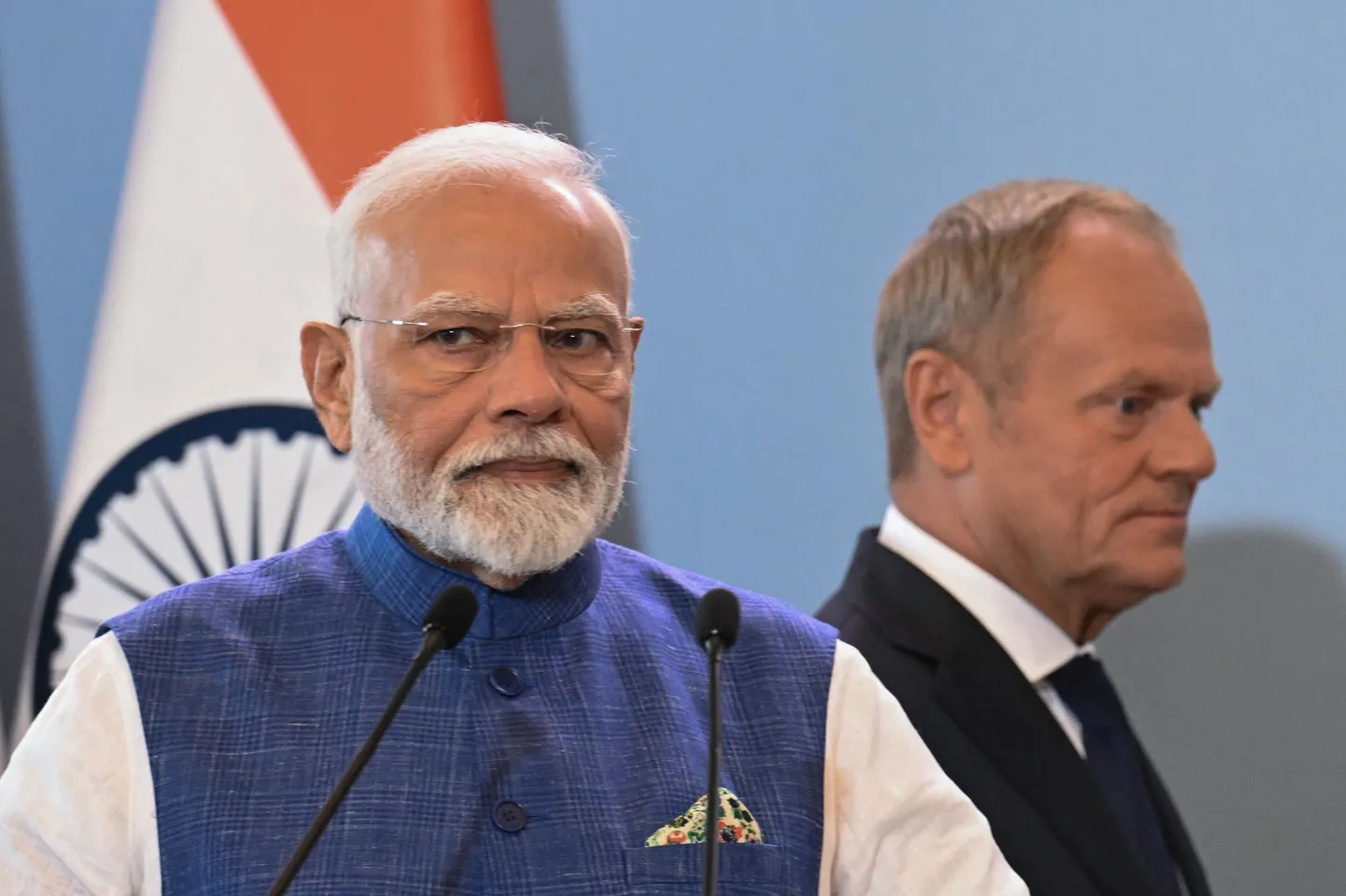 India peaminister Narendra Modi (vasakul) ja Poola valitsusjuht Donald Tusk (paremal) saabumas ühisele pressikonverentsile Varssavis.