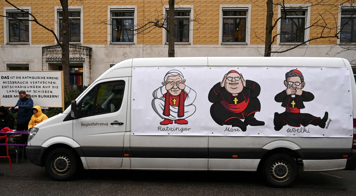 Münchenisse täna pargitud mikrobussi küljes olev plakat heidab emeriitpaavstile Benedictusele (kodanikunimega Josef Ratzinger), Müncheni ja Freisingi peapiiskopile kardinal Reinhard Marxile ja Kölni peapiiskopile kardinal Rainer Maria Woelkile ette laste kuritarvitamise juhtumite tähelepanuta jätmist.