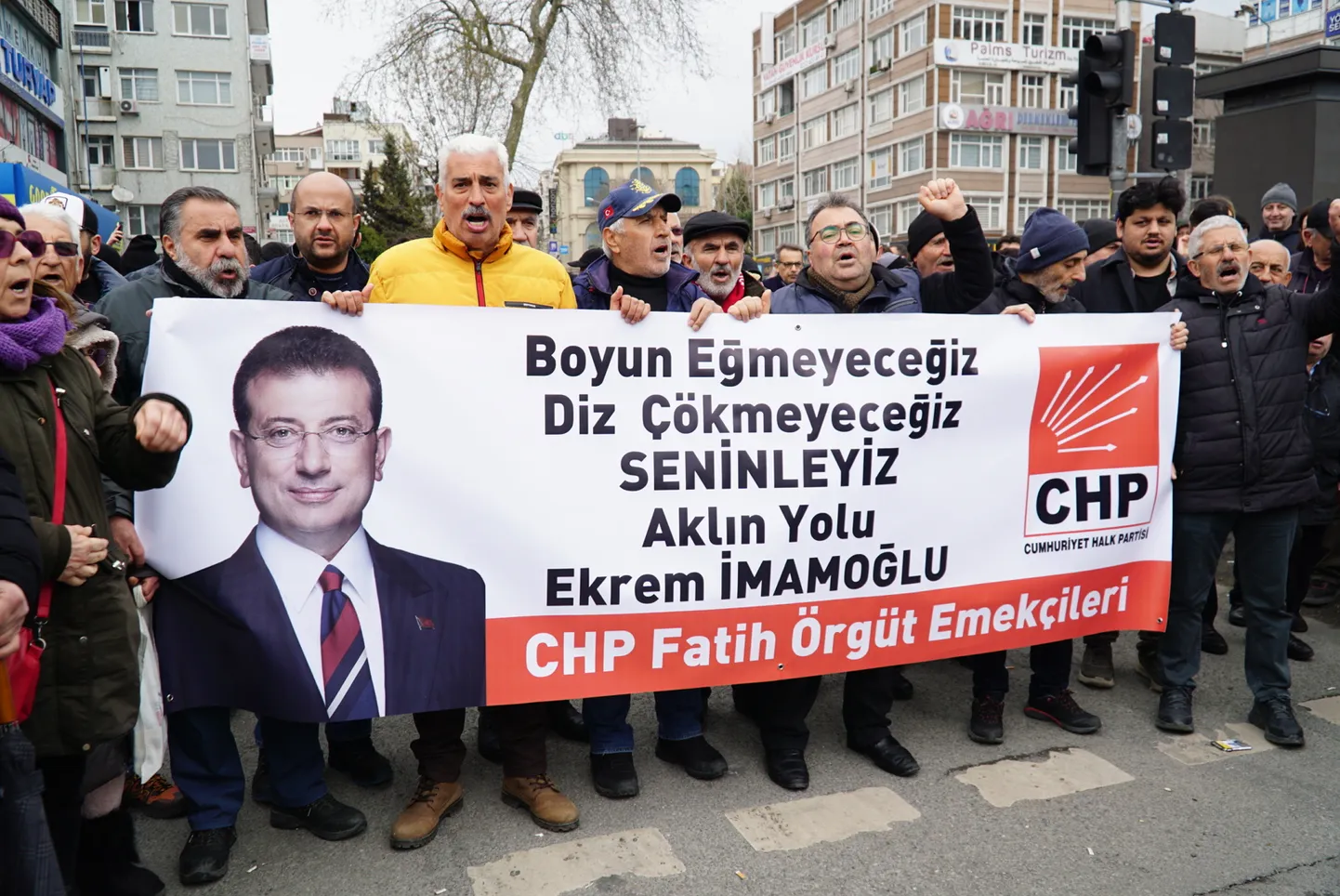 Türgi rahvas 19. märtsil Istanbulis Ekrem Imamoglu vahistamise suhtes meelt avaldamas.