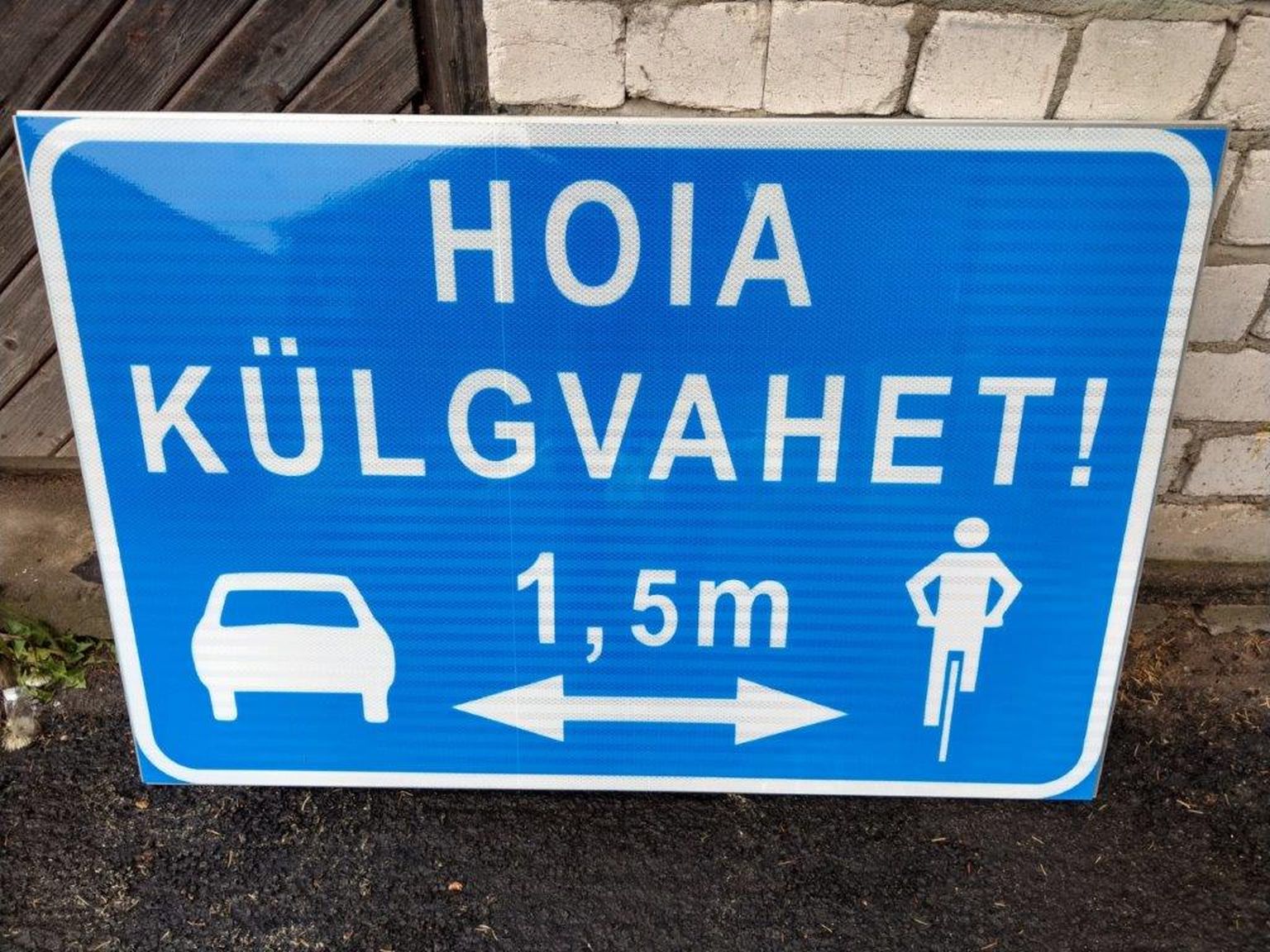 Новый дорожный знак о соблюдении дистанции между водителями автомобилей и велосипедов появился на дорогах Харьюмаа.