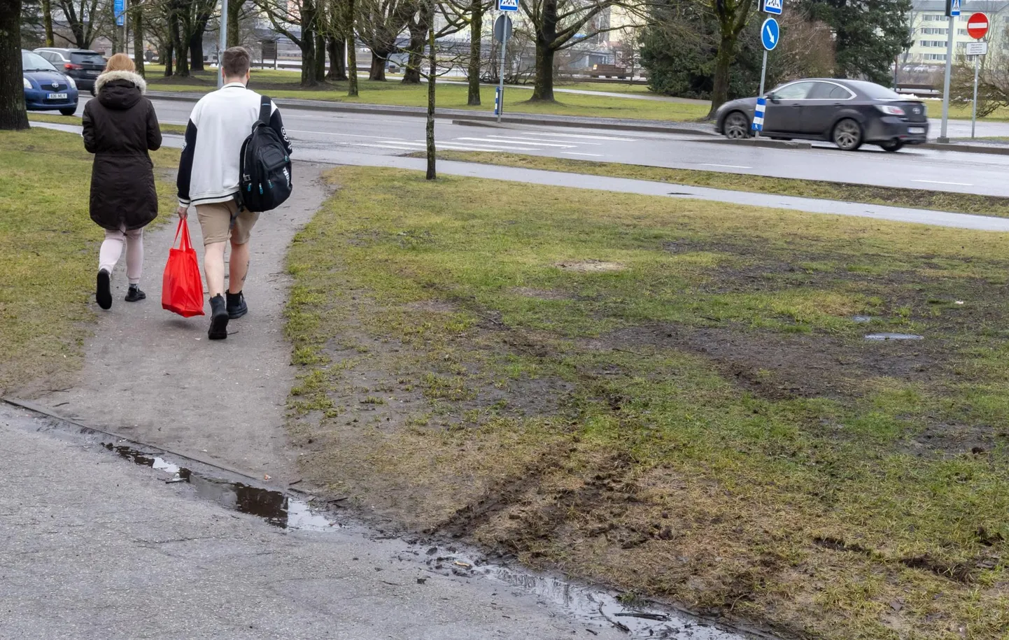 Pärnu kontserdimaja panipaigast varastati jaanuari lõpus ATV, millest jäid järele vaid jäljeread rohetaval haljasalal.
