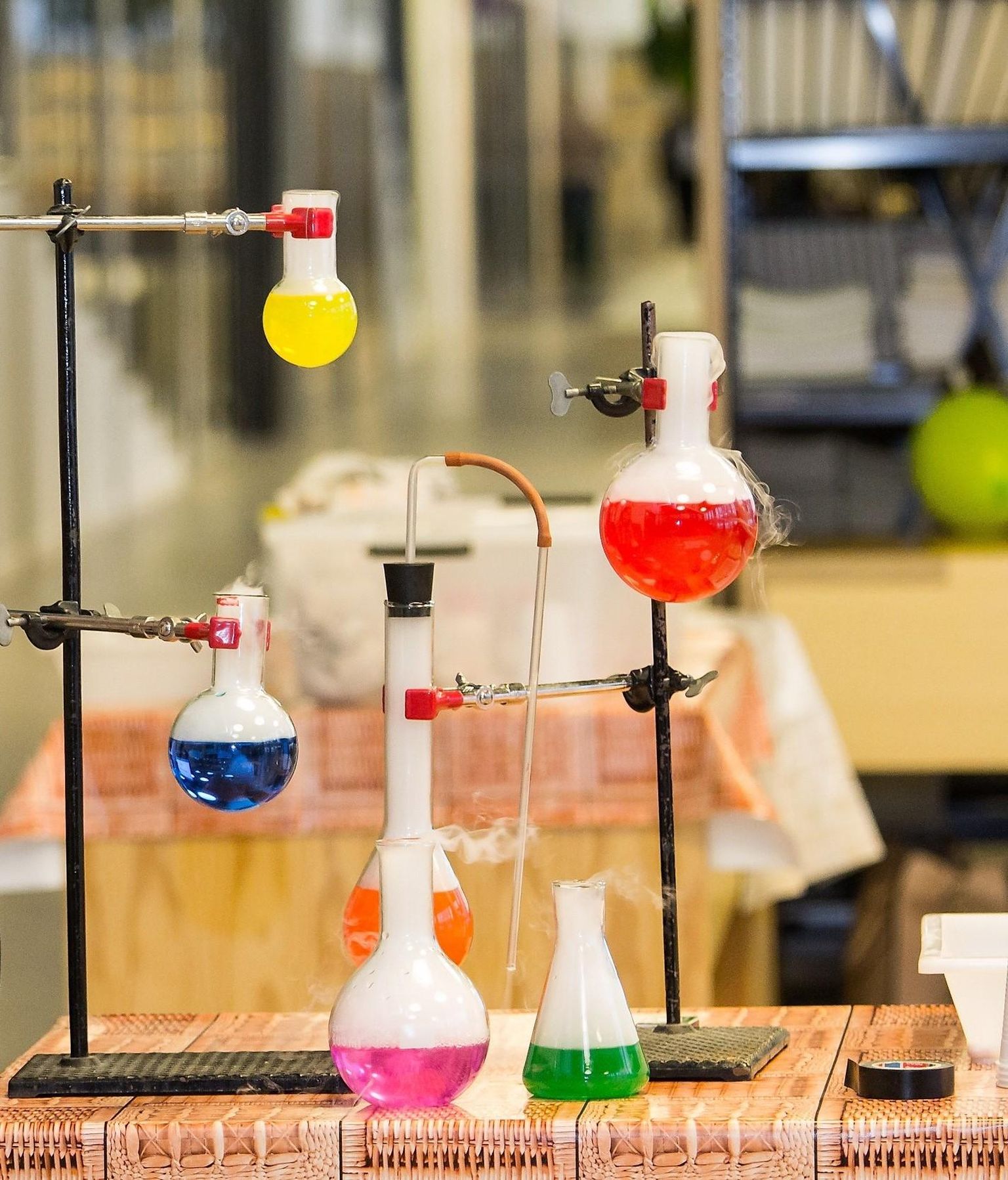 Mõni aasta tagasi tutvustas keemia võlusid Viljandi gümnaasiumi teadusteater.