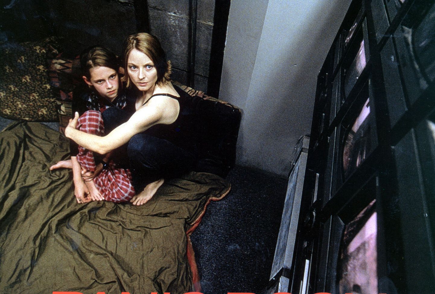 Kaader 2002. aasta filmist «Paanikatuba», kus ema ja tütar põgenesid kurjategijate eest paanikatuppa. Ema kehastas Jodie Foster ja tütart  Kristen Stewart (vasakul).