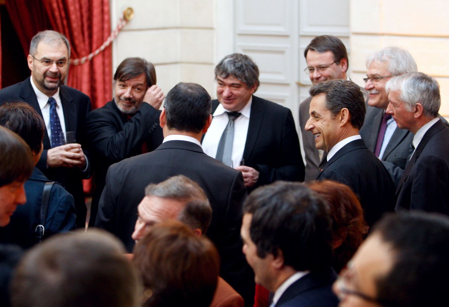 Prantsusmaa president Nicolas Sarkozy (paremalt) reedel ametiühingute esindajatega kohtumas. Ametiühingute esindajad olid Renault Clio võimaliku Türgis valmistamise otsusega rahulolematud. Laupäeval kutsus Sarkozy Renault’ tegevjuhi Carlos Ghosni enda juurde vaibale.