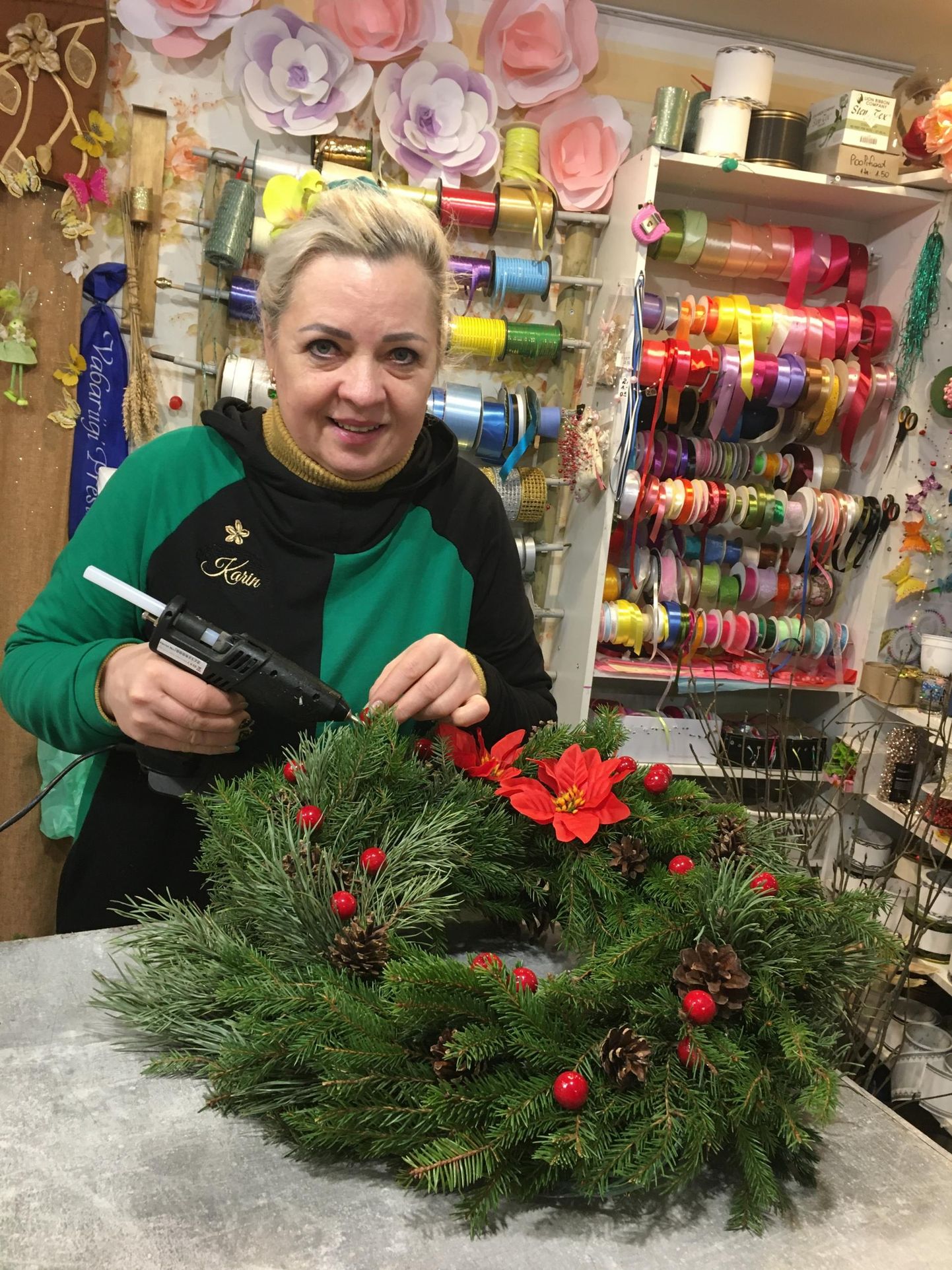 Lilleseadja Karin Nurmsalu kleebib jõulupärjale kaunistusi.