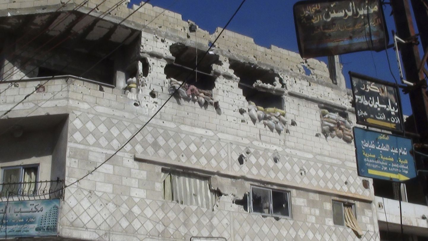 Süüria sõjaväe rünnakus tõsiselt kannatada saanud elumaja Rastenis, mis asub Homsi lähedal.