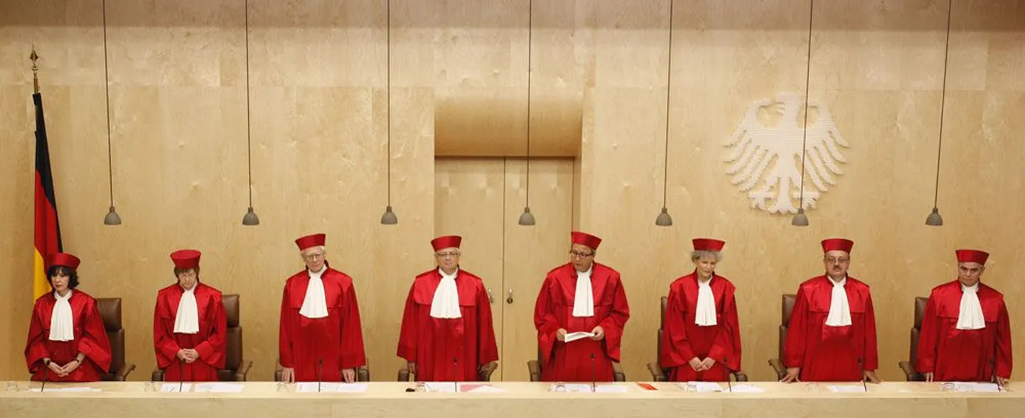 Saksa konstitutsioonikohus andis eile riigi parlamendile loa ratifitseerida Euroopa Stabiilsusmehhanismi (ESM) leping tingimuslikult. Saksamaa peab olema kindel, et riigi osalus ESMis piirdub 190 miljardi euroga, seisab kohtu otsuses.