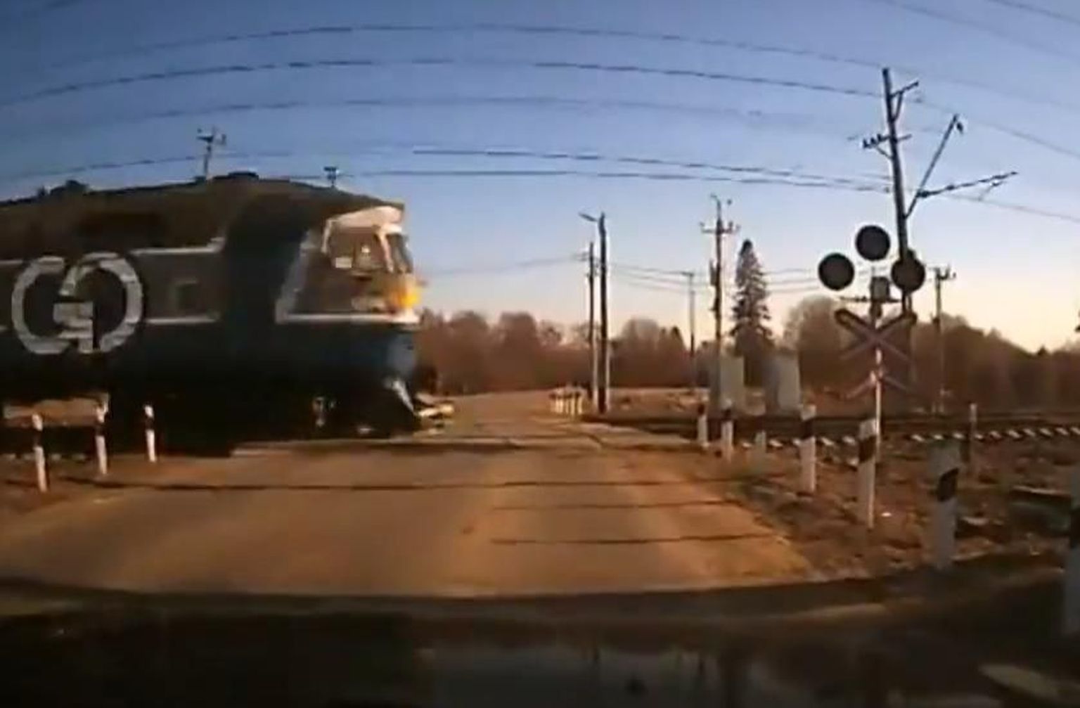 При столкновении поезда Санкт-Петербург — Таллинн и легкового авто погибли два человека.