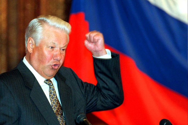 Президент России Борис Ельцин жестикулирует во время выступления в Москве, Россия, сентябрь 1995 года.