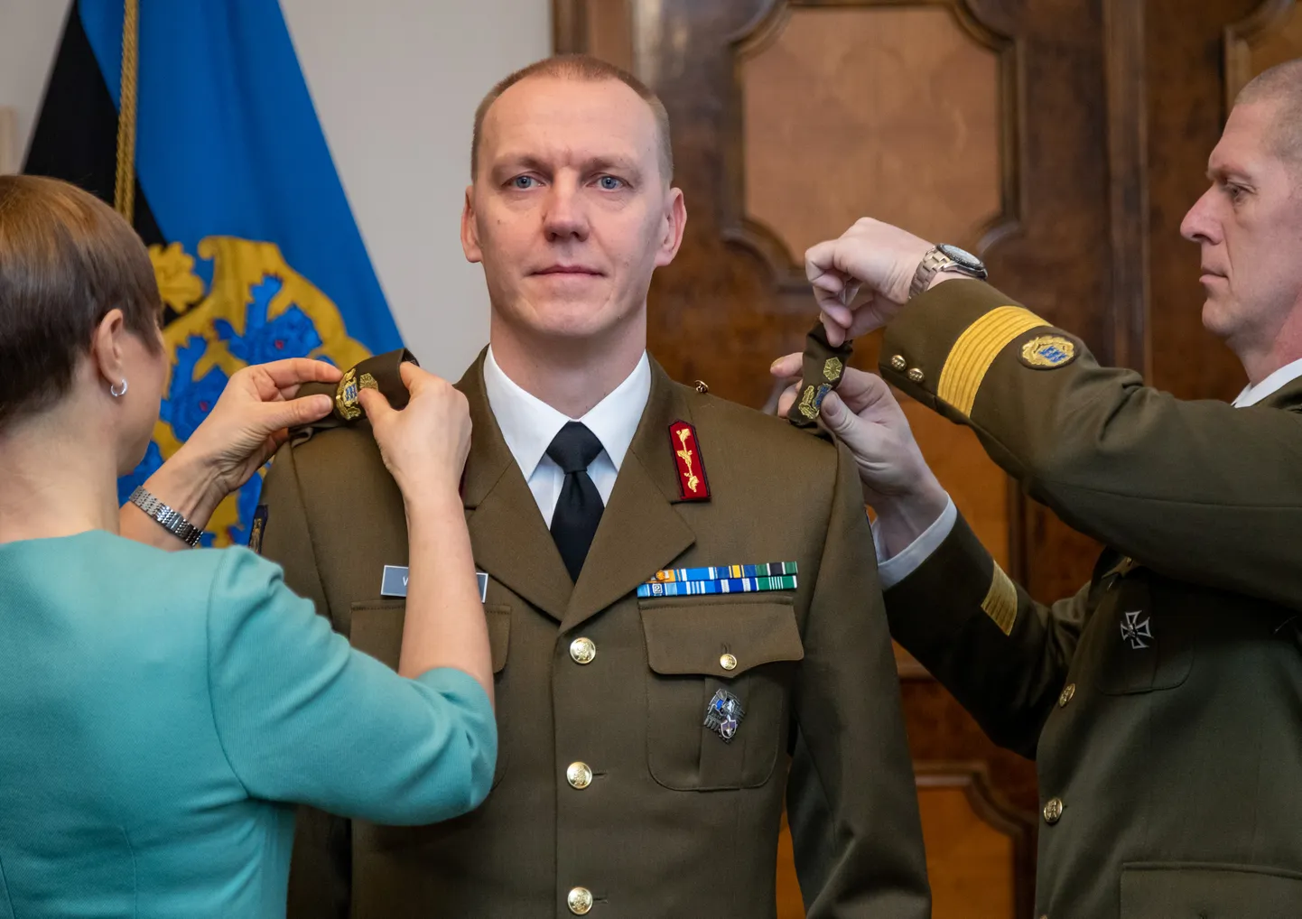 Президент Эстонии Керсти Кальюлайд и командующий Силами обороны Эстонии Мартин Херем меняют погоны Вейко-Велло Пальма после того, как он был повышен до звания бригадного генерала, Таллинн, 23 февраля 2019 года.
