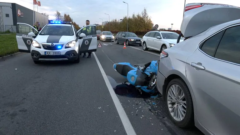 Autoavārija: automašīnas un motocikla sadursme