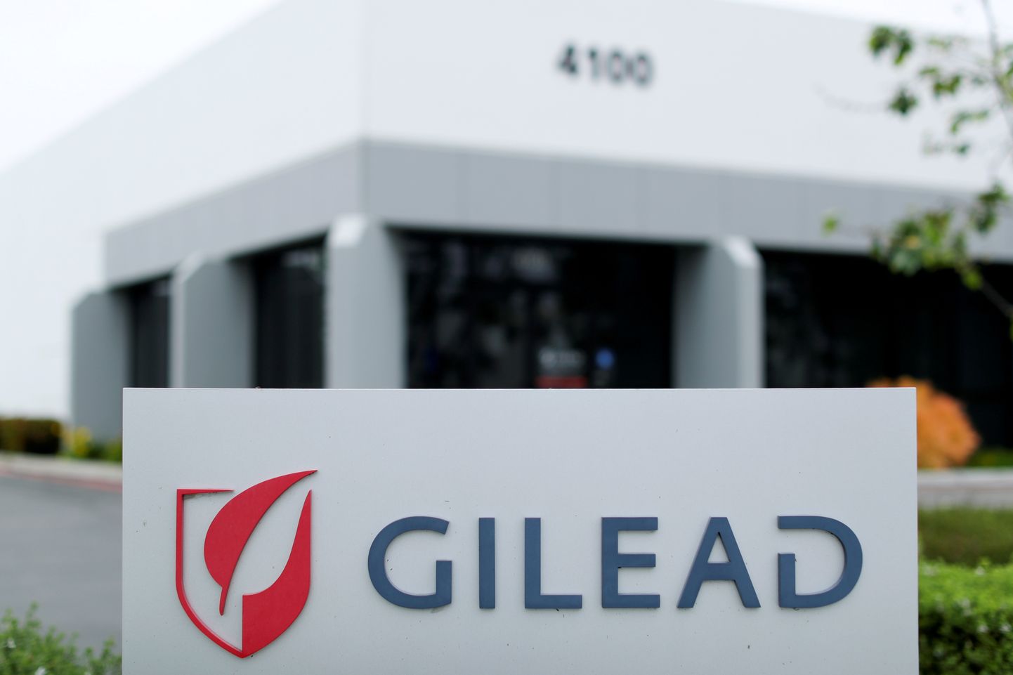 Вывеска фармацевтической компании "Gilead" в Калифорнии, США