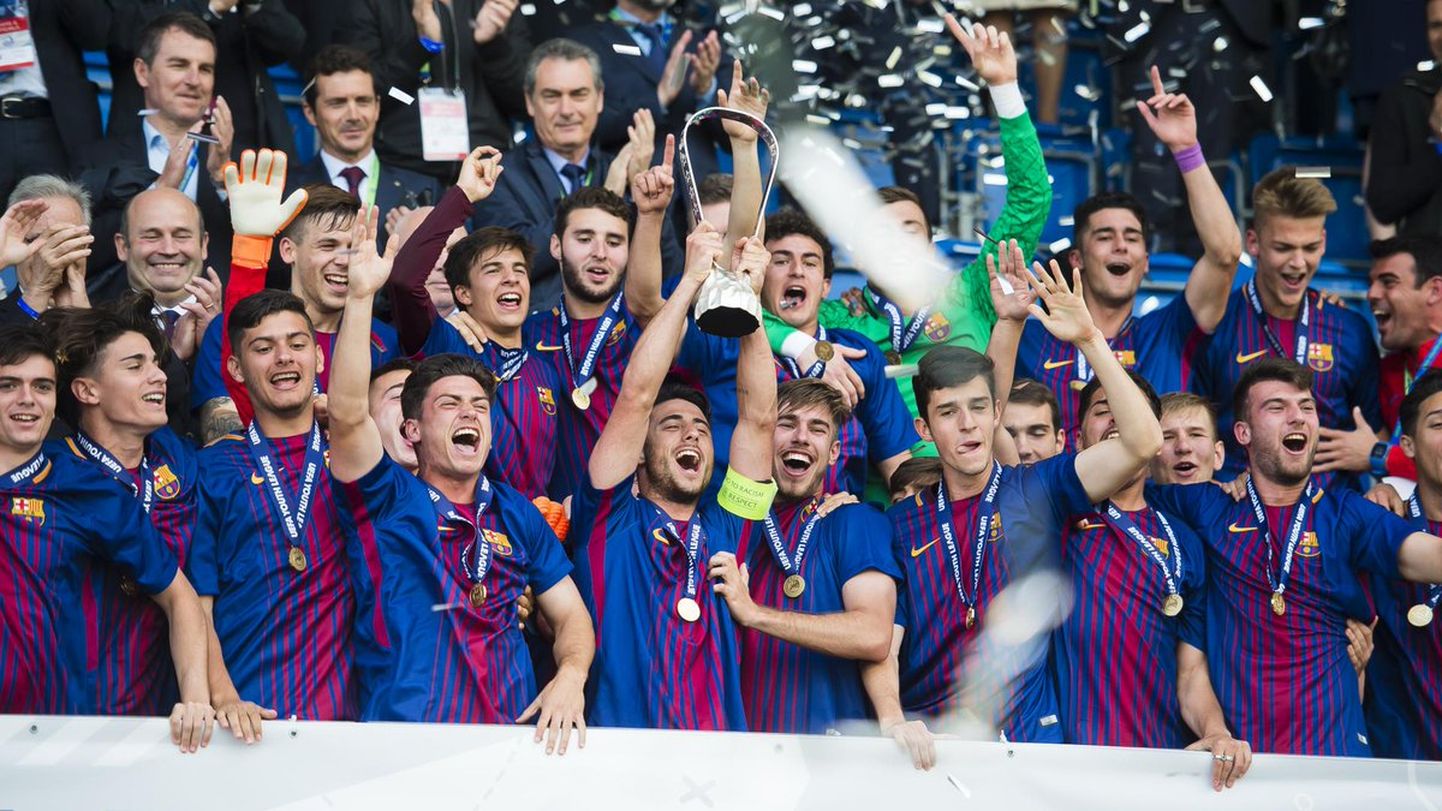Barcelona U19 meeskond Meistrite liiga võitu tähistamas.