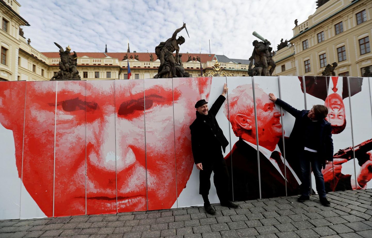Kriitikud on Tšehhi presidenti Miloš Zemanit süüdistatud liiga sõbralikus suhtumises Venemaa presidendisse Vladimir Putinisse. Sellele viitab ka plakat mullu veebruaris Prahas toimunud meeleavaldusel.