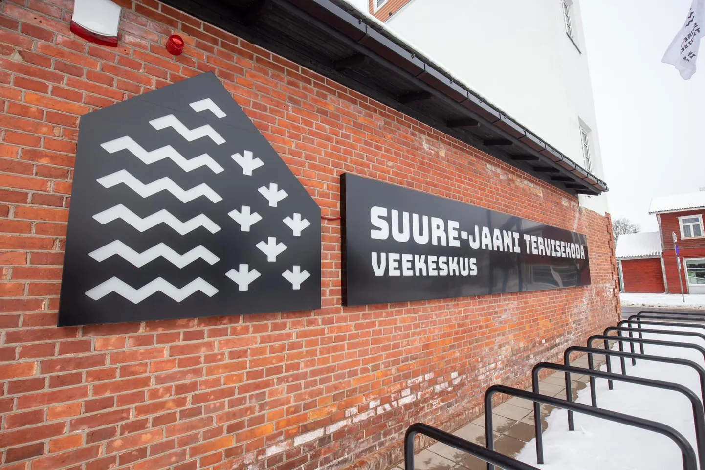 Viljandimaa suurimat veekeskust sisaldav Suure-Jaani Tervisekoda sai endale uue juhi, kuid jääb pikaks ajaks suletuna seisma, sest koroonaviiruse leviku tõkestamise reeglid ei luba veekeskuste, saunade ega ujulate töötamist.